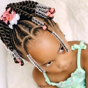 Une coiffure africaine pour petite fille.