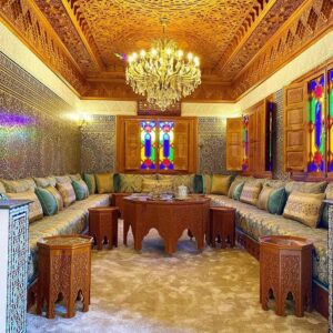 Choisir son salon marocain : Il doit être très large et son assise doit être relativement basse, comprise entre 40 et 55 centimètres. Le tapis : De style oriental, il est préférable que ce tapis offre des dimensions très généreuses afin de participer à l'impression de volume de la pièce.