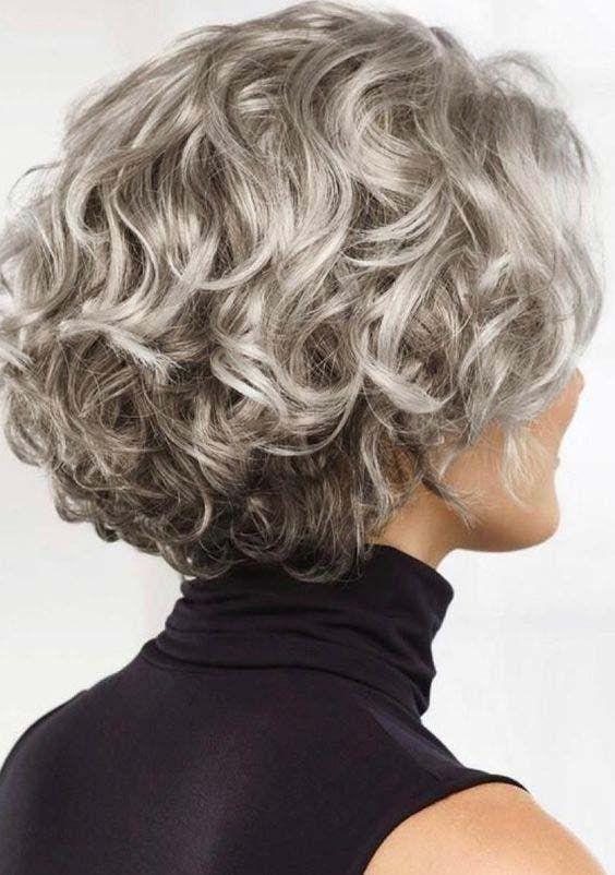 Découvrez notre sélection des 15 meilleures coupes courtes effilées pour femmes de 50 ans. Faites défiler les images et choisissez le look qui fera votre bonheur.