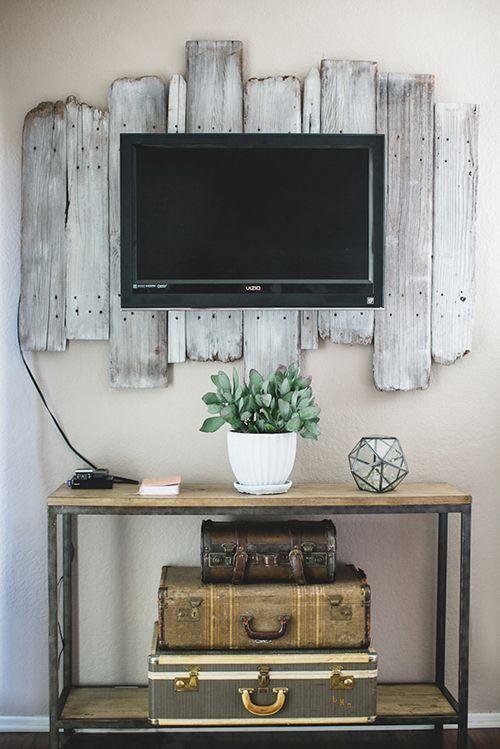 With the popularity of blending rustic woods and metals with soft fabrics and elegance, I have come up with fifteen amazing ideas for decorating rustic chic.