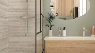 Apprenez à décorer une petite salle de bain moderne grâce à 3 projets déco réalisés par nos décorateurs pour trouver l'aménagement idéal.